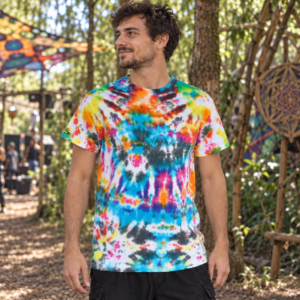 Farbenfrohes Tie-Dye-T-Shirt M | Heavy Cotton | Farbenfroh mit UV “Free Spirit”-Schriftzug